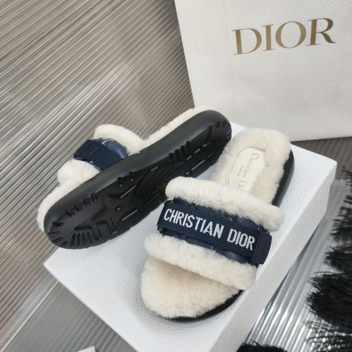 ch**an D*or slippers